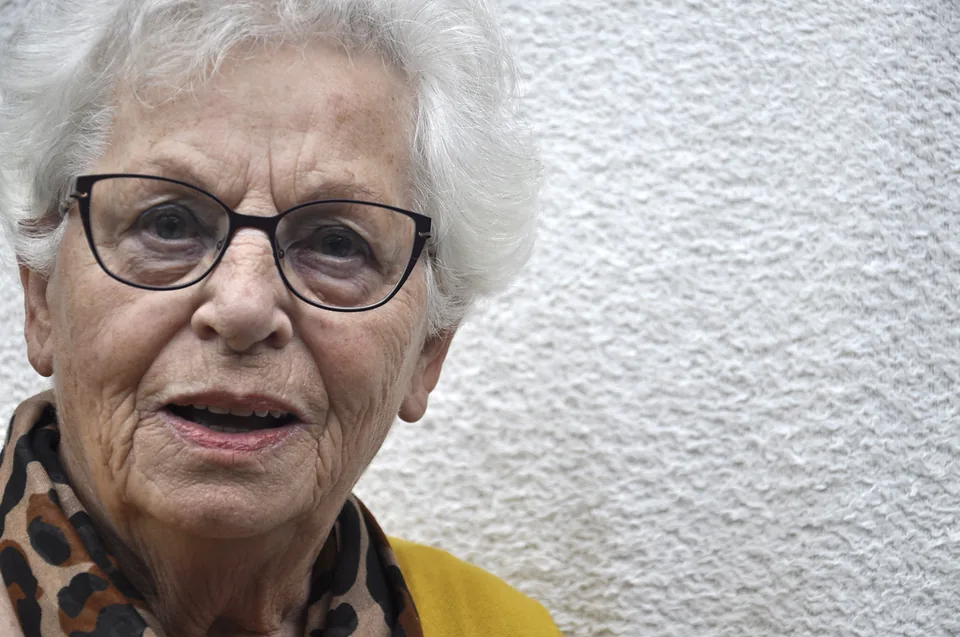 Helma behandelt een gezicht met Dermophisiologique-producten in de salon