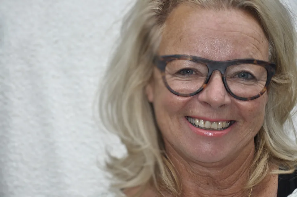 Helma Duif in de behandelruimte van Studio Estetica